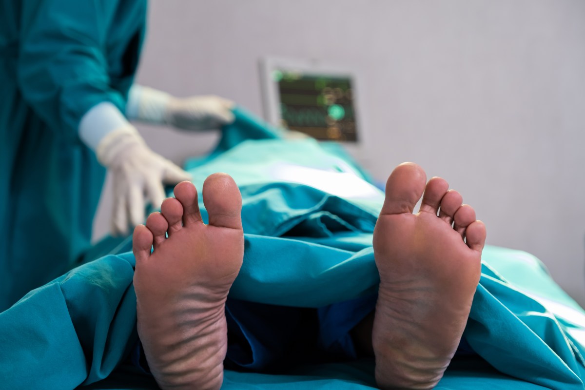 Madre de Colorado revive tras “morir” un minuto en cirugía y asegura haber visto el más allá