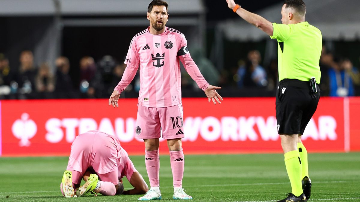 Messi colérico tuvo que ser contenido por Luis Suárez para que no increpara al árbitro tras goleada de LAFC [VIDEO]