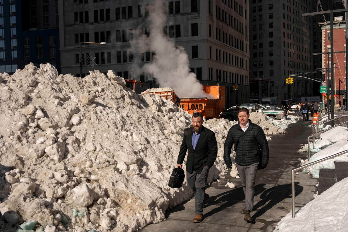 Nieve tóxica en Nueva York: qué esconden los montículos sucios tras las tormentas invernales