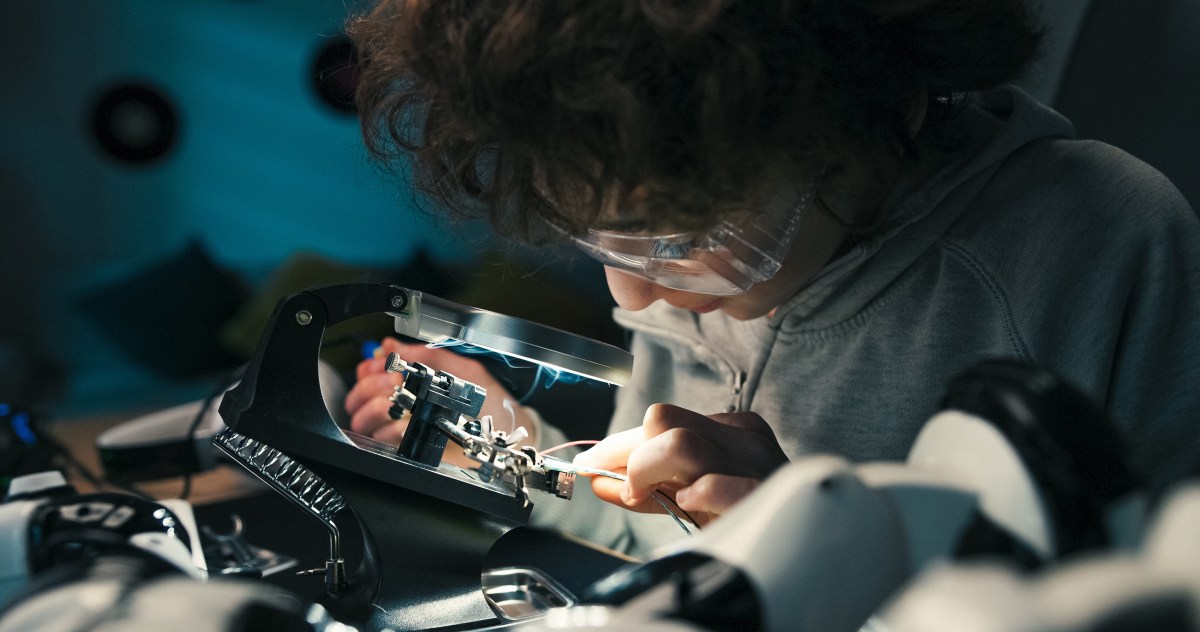 Niño de 12 años de Dallas construye reactor de fusión nuclear en su casa y busca récord mundial