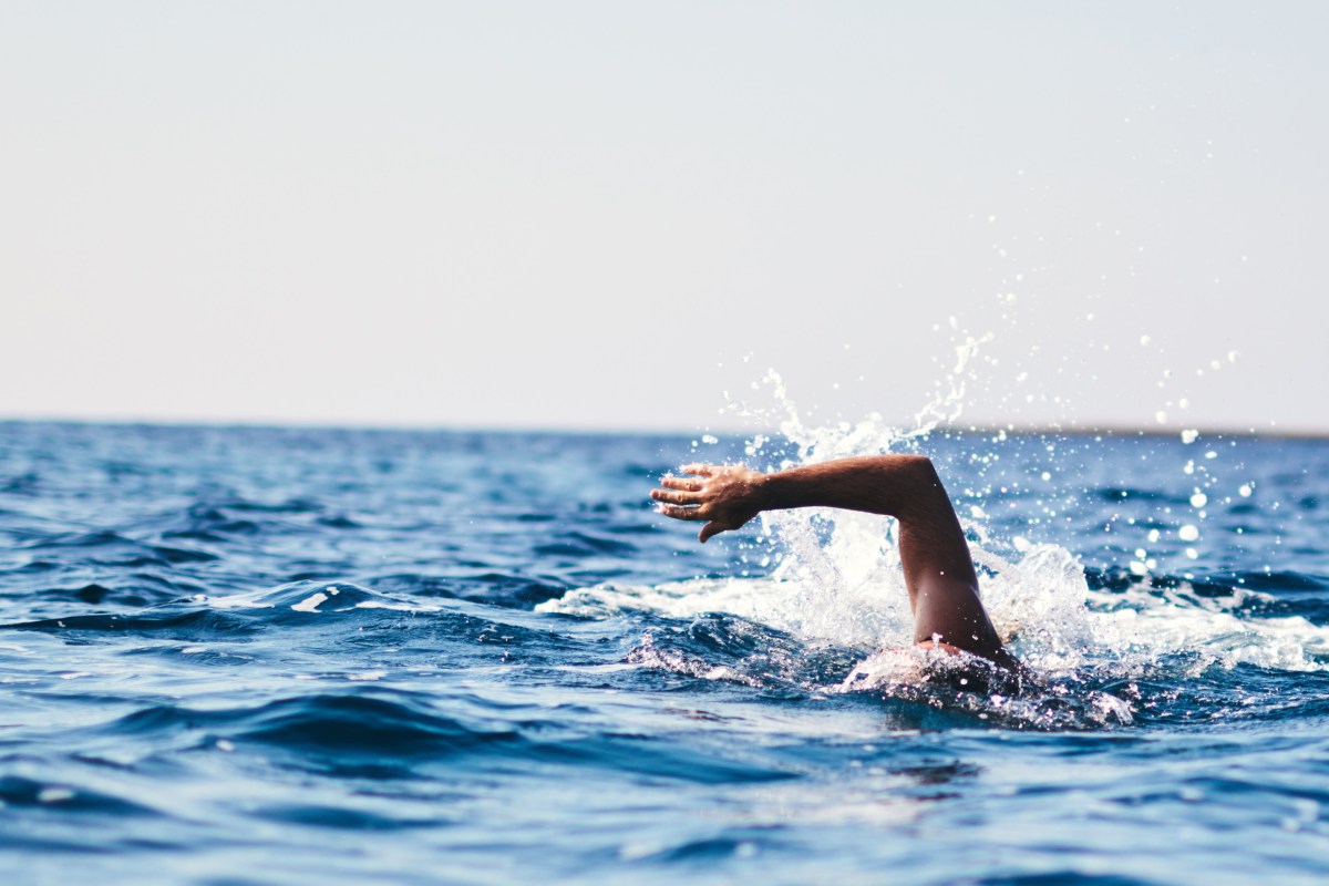 Niño de 13 años nada 4 kilómetros y salva a su familia tras ser arrastrados por el mar en Australia