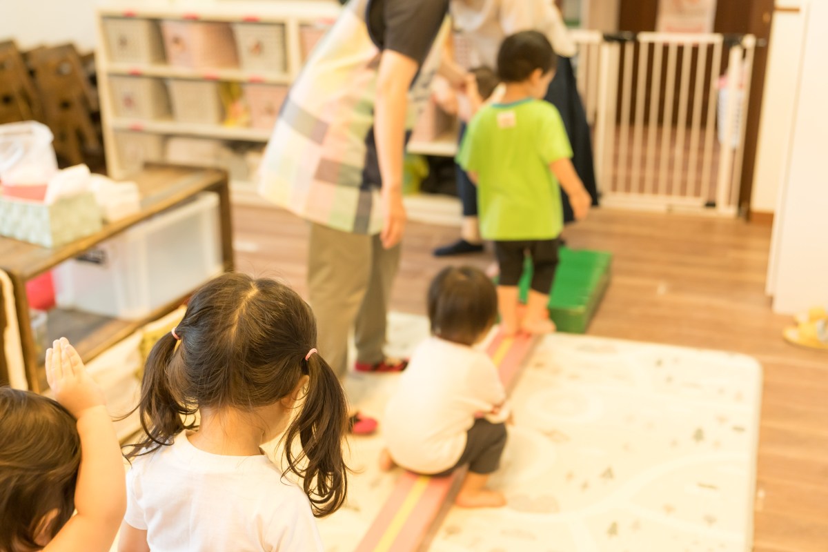 Nueva York figura entre los peores estados por regulaciones que disparan el costo del cuidado infantil