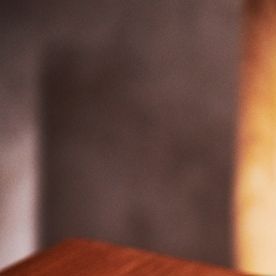 Vaso de Starbucks con bebida Pink Cannon Ball de color rosa vibrante, leche de coco, trozos de fruta de dragón y fresas sobre un fondo primaveral.