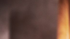 Vaso de Starbucks con bebida Pink Cannon Ball de color rosa vibrante, leche de coco, trozos de fruta de dragón y fresas sobre un fondo primaveral.