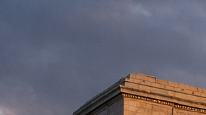 Propuesta de arco monumental gigante en Washington junto al National Mall al atardecer.