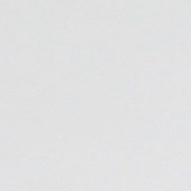 Infografía visual que muestra un modelo anatómico de un riñón rodeado de una bebida energética, té helado y leche vegetal, ilustrando los riesgos renales de los aditivos procesados.