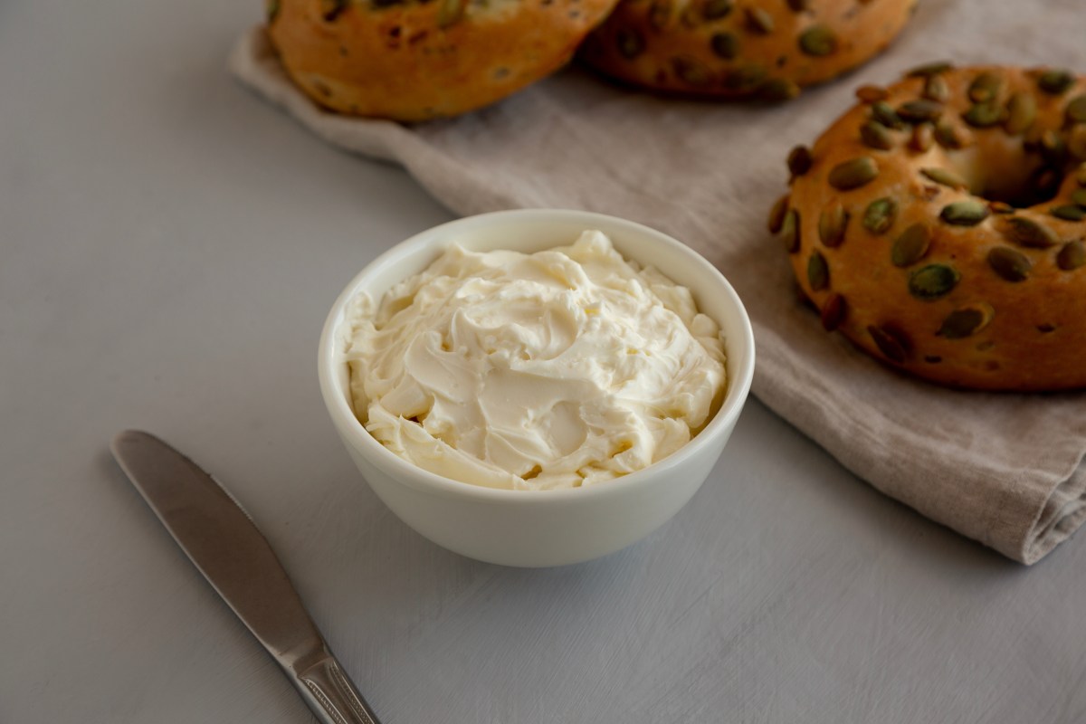 Retiran más de 10 sabores de quesos crema en Nueva York por riesgo de listeria