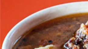 Descubre cómo preparar este Rabo de buey con dumplings, un plato de cocción lenta donde la carne se deshace y el jengibre junto al chile habanero crean una explosión de sabor única.