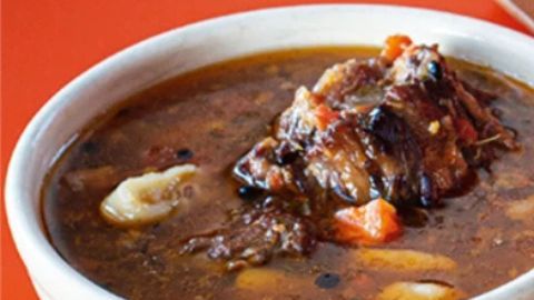 Descubre cómo preparar este Rabo de buey con dumplings, un plato de cocción lenta donde la carne se deshace y el jengibre junto al chile habanero crean una explosión de sabor única.