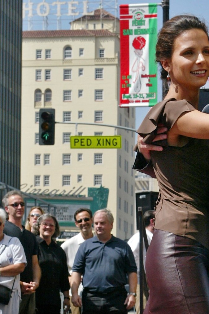 Robert Duvall, actor estadounidense, junto a su esposa la actriz argentina Luciana Pedraza en un evento de alfombra roja