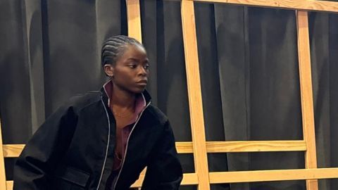 Las piezas del momento son petos de trabajo con camisa y americanas combinadas con botas de montaña