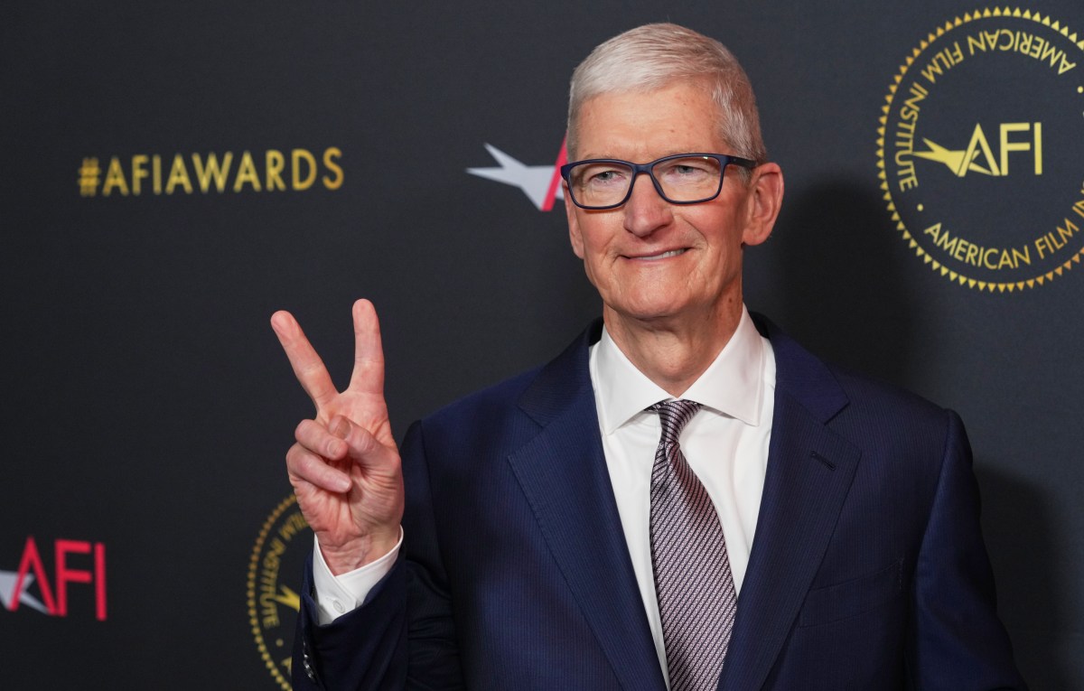 Tim Cook, CEO de Apple, posa con Bad Bunny y celebra su show en el Super Bowl