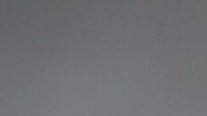 Una persona patea un balón con el rostro del presidente de Estados Unidos, Donald Trump.