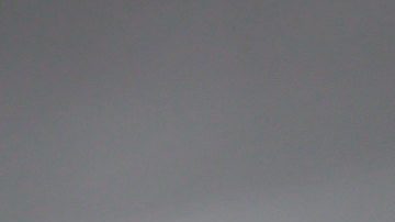 Una persona patea un balón con el rostro del presidente de Estados Unidos, Donald Trump.