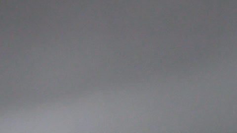 Una persona patea un balón con el rostro del presidente de Estados Unidos, Donald Trump.