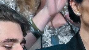 Royce Williams (C) recibe la Medalla de Honor del Congreso mientras el presidente estadounidense Donald J. Trump pronuncia el primer discurso sobre el Estado de la Unión.