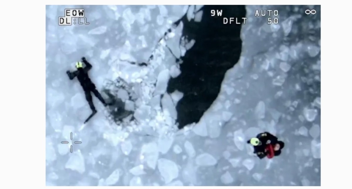 Video: rescate milagroso en aguas congeladas en Queens, Nueva York luego de muerte de bombero en NJ