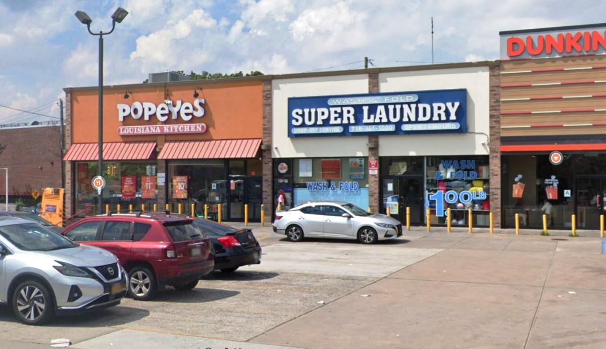 Mataron a empleado de lavandería frente a su madre en Queens, Nueva York
