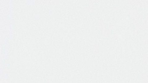 Además de los agujeros, algunos enchufes suelen traer un pin cilíndrico metálico que se conoce como "tierra" y es para seguridad contra descargas eléctricas.