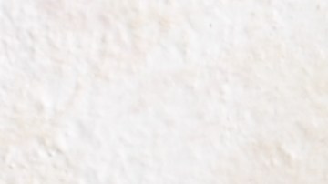 Plato de arroz frito de coliflor salteado con gambas, zanahoria y huevo, servido en un bol rústico.