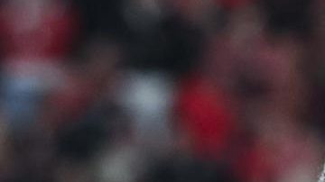 Gianluca Prestianni (i) del Benfica compite por el balón con Vinicius Junior del Real Madrid durante el partido de fútbol de la Liga de Campeones de la UEFA entre el Benfica y el Real Madrid, en Lisboa, Portugal, el 17 de febrero de 2026.