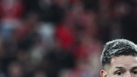 Gianluca Prestianni (i) del Benfica compite por el balón con Vinicius Junior del Real Madrid durante el partido de fútbol de la Liga de Campeones de la UEFA entre el Benfica y el Real Madrid, en Lisboa, Portugal, el 17 de febrero de 2026.