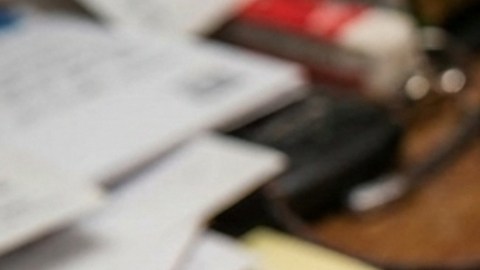 Para que el truco realmente funcione, todos los elementos deben estar en buen estado: el billete, la cartera y el papel.