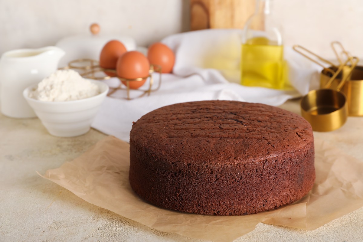 El truco del paño: Cómo lograr bizcochos perfectamente planos y extra húmedos sin gastar en moldes caros