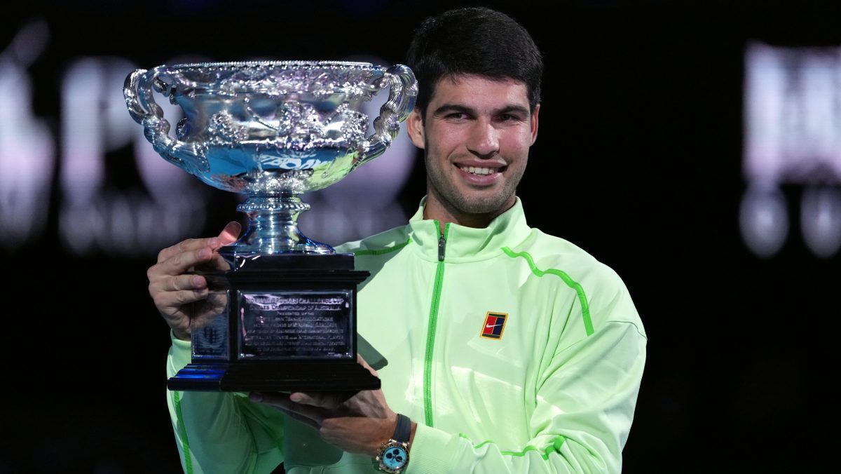 Carlos Alcaraz tumba a Novak Djokovic y se estrena como campeón de Australia Open