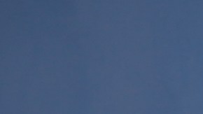 Un soldado vigila un vehículo calcinado tras ser incendiado en Cointzio, Michoacán, México, el domingo 22 de febrero de 2026