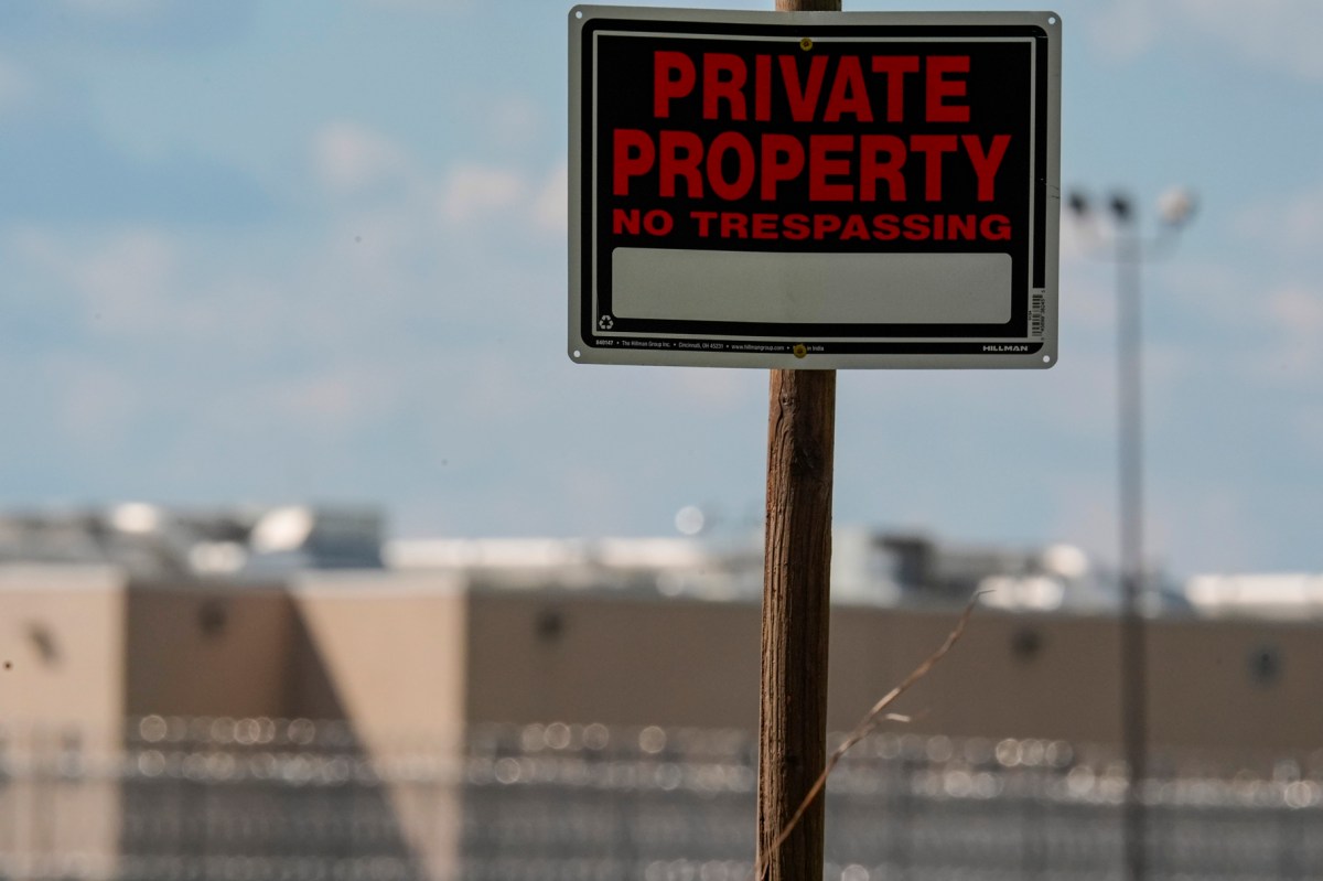 Congresistas podrán inspeccionar sin previo aviso centros de detención de ICE tras fallo judicial