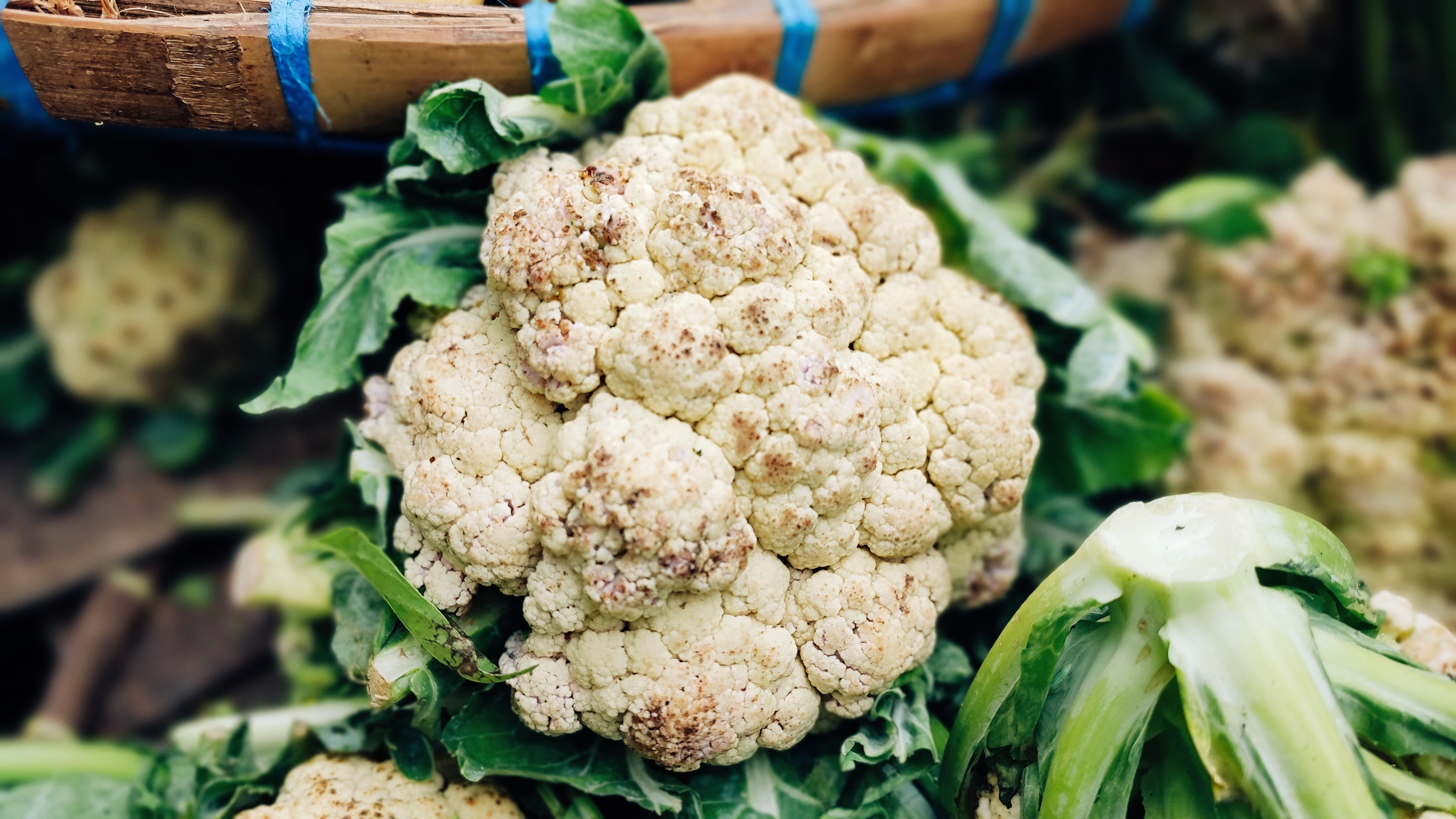 Desde los puntitos negros en la coliflor hasta las zanahorias arrugadas, la clave no está en los ojos, sino en el olfato y el tacto. Si la textura es firme y el olor es normal. Todavía tienen lugar en tu cocina.