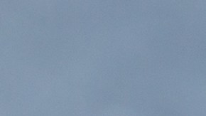 Plato de pollo deshilachado en salsa cremosa de queso cottage y huevo picado fino, servido de forma estética para resaltar una dieta alta en proteínas y fácil de masticar.