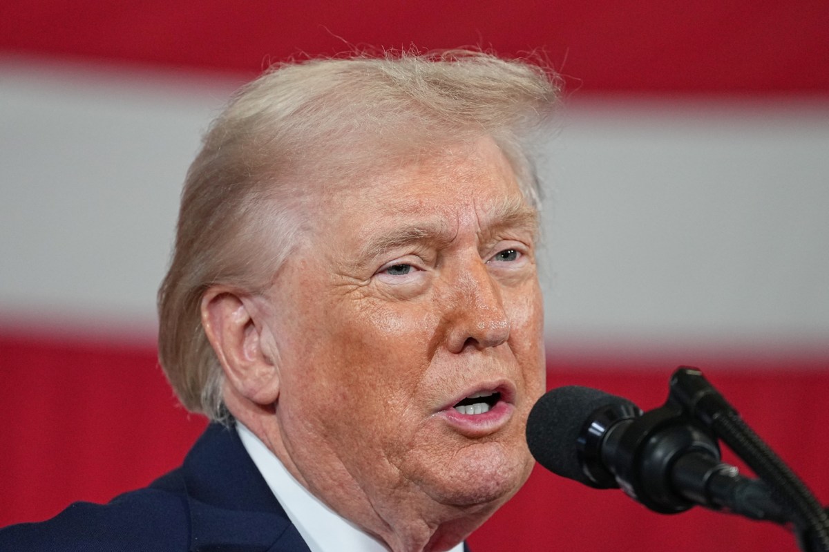 Trump dice que un cambio de régimen en Irán “sería lo mejor” y aumenta la presión militar