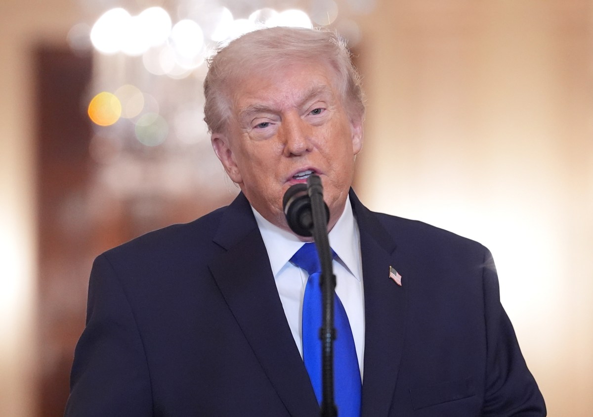 Trump advierte con aranceles más altos a países que “jueguen” con fallo de la Corte Suprema