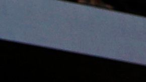 El entrenador retirado de los Denver Nuggets, Doug Moe, junto a su número retirado.