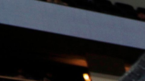 El entrenador retirado de los Denver Nuggets, Doug Moe, junto a su número retirado.