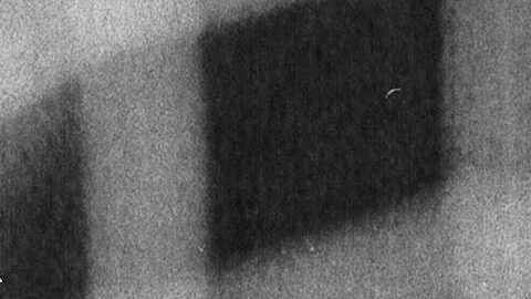 El colombiano Andrés Escobar yace en el suelo y observa cómo un disparo del estadounidense Eric Wynalda no alcanza el arco.