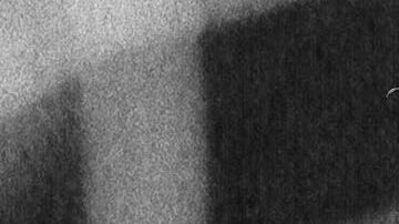 El colombiano Andrés Escobar yace en el suelo y observa cómo un disparo del estadounidense Eric Wynalda no alcanza el arco.