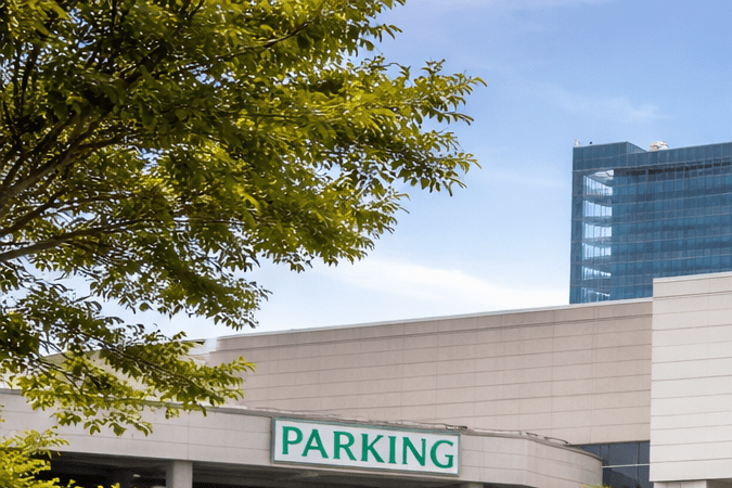 Estacionamiento pago frente al Fashion Outlets of Chicago en Rosemont, Illinois