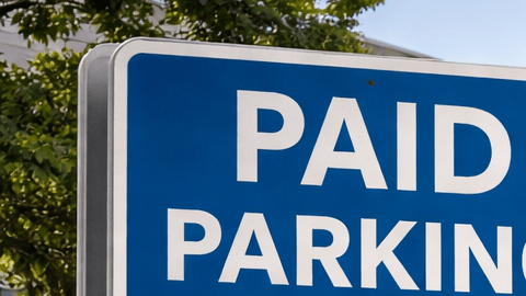 Cartel de estacionamiento pago frente al Fashion Outlets of Chicago en Rosemont, Illinois