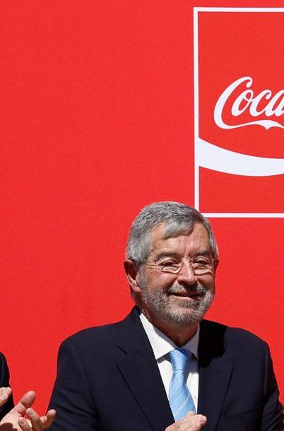 Desde la izquierda, el exfutbolista mexicano Hugo Sánchez, el secretario de Relaciones Exteriores de México (SRE), Juan Ramón de la Fuente; el presidente del grupo Coca Cola México, Louis Balat; y el ex futbolista argentino, Roberto Ayala celebran este viernes, la llegada de la Copa del mundo FIFA a Ciudad de México.