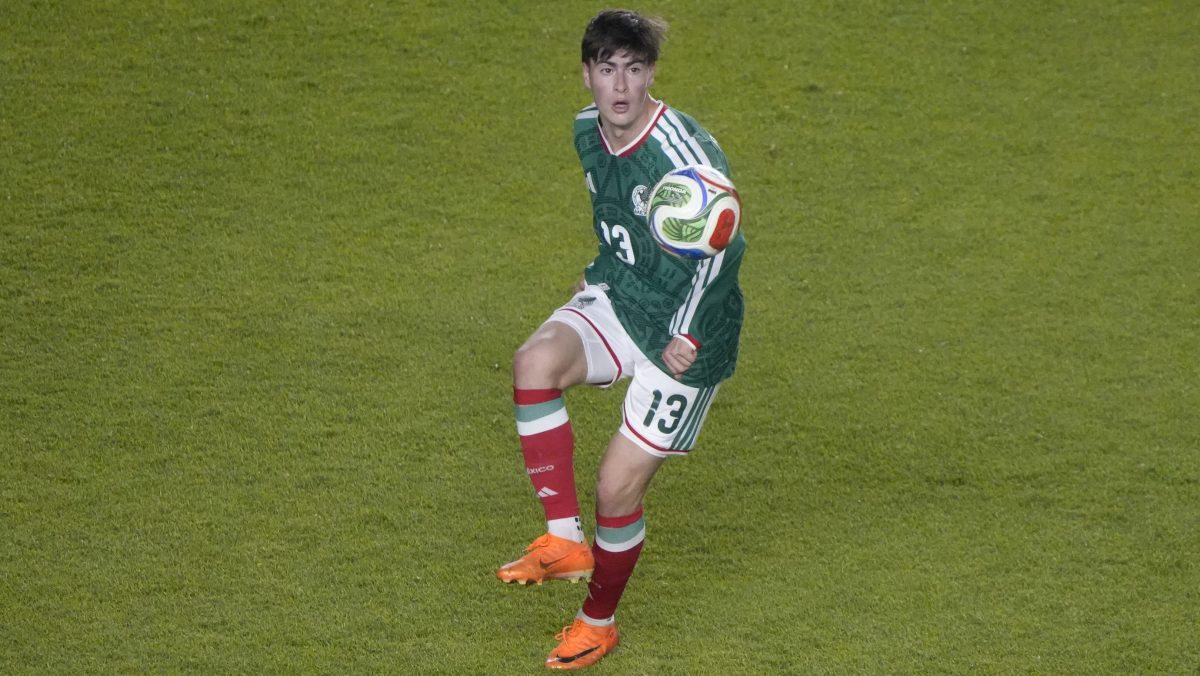 México golea 4–0 a Islandia y los memes comparan a la ‘Hormiga’ González con ‘Chicharito’ Hernández