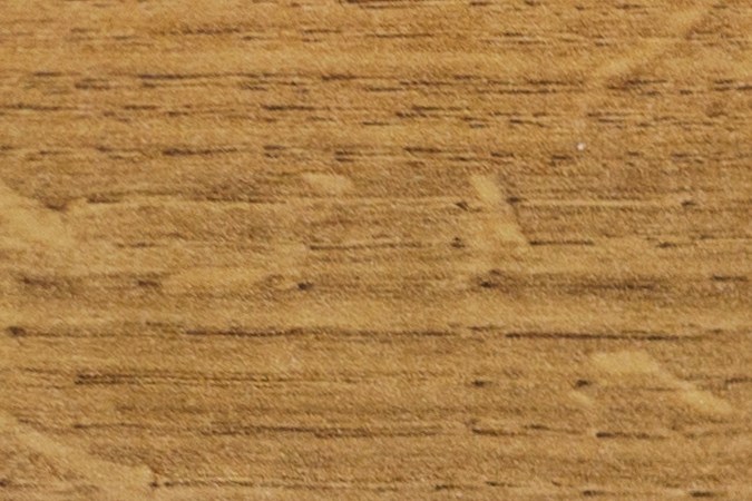 composición artística de huevos en diferentes cocciones: un huevo hervido a la mitad, un omelet esponjoso y huevos revueltos con vegetales sobre una mesa rústica.