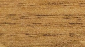 omposición artística de huevos en diferentes cocciones: un huevo hervido a la mitad, un omelet esponjoso y huevos revueltos con vegetales sobre una mesa rústica.