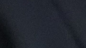 El presidente Donald Trump sostiene un disco de hockey