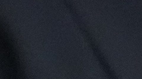 El presidente Donald Trump sostiene un disco de hockey