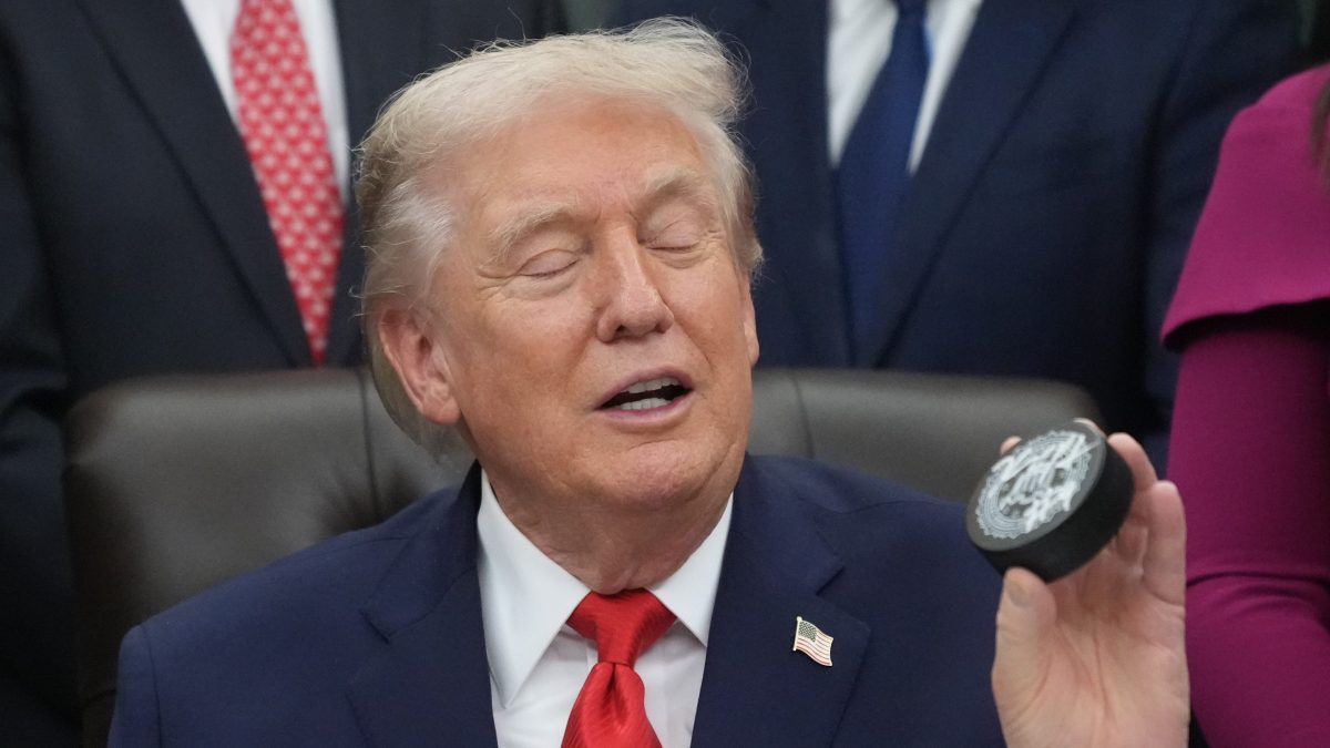 Donald Trump celebra el oro en hockey con video de IA “peleando” con jugador canadiense