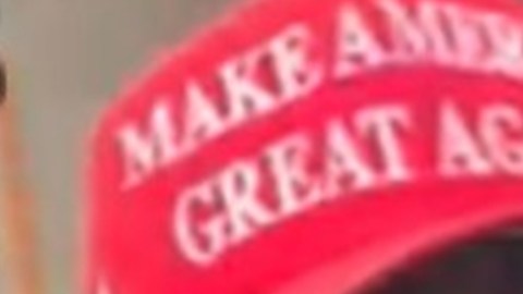 Hombre con gorra MAGA y su amigo atacaron a una mujer en Chelsea: los acusaron de crimen de odio