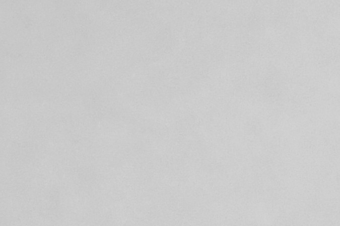 Cuatro huevos hervidos cortados por la mitad con la yema perfecta .